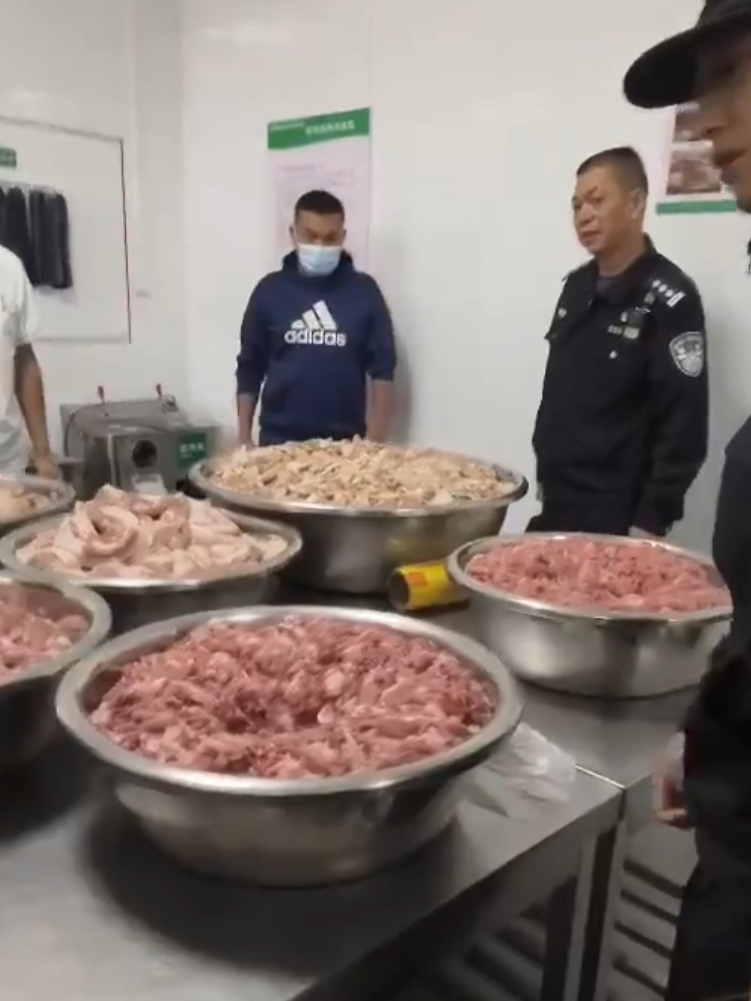 昆明當局介入調查後指,豬肉因運輸及存儲不當,校長及學校法定代表人被免職,承辦商被罰款578萬人民幣。(影片截圖)