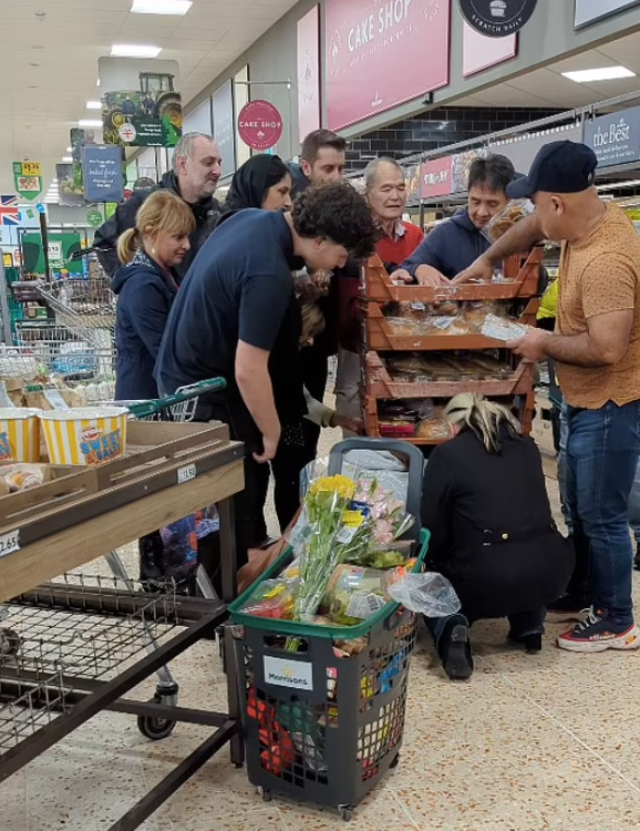 英國民眾搶購超市特價貨。(互聯網)