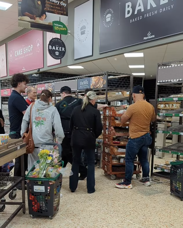 英國民眾搶購超市特價貨。(互聯網)