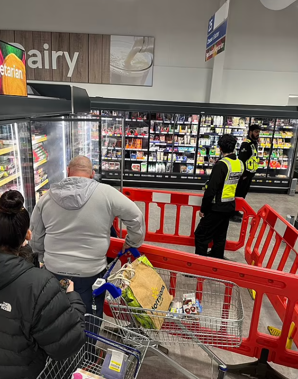 今年3月亦曾有照片可見另一連鎖超市Tesco要架起圍欄及派保安員守住特價急凍食物貨架。(互聯網)