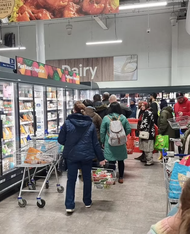 今年3月亦曾有照片可見另一連鎖超市Tesco要架起圍欄及派保安員守住特價急凍食物貨架。(互聯網)