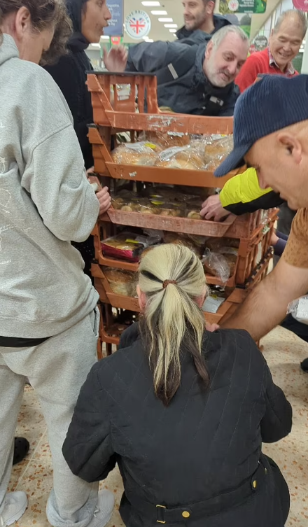 英國民眾搶購超市特價貨。(互聯網)