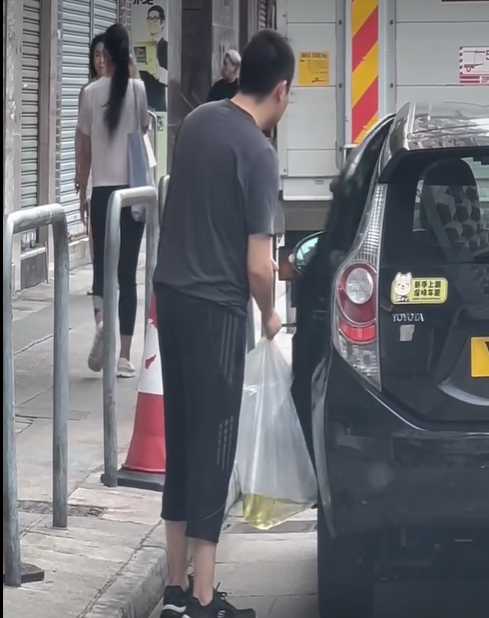 車Cam直擊|男子疑路邊小解 膠袋裝尿倒落渠 網民:司機喺街搵廁所真係好難 (@fb車cam L(香港群組)/Lkw Jack)