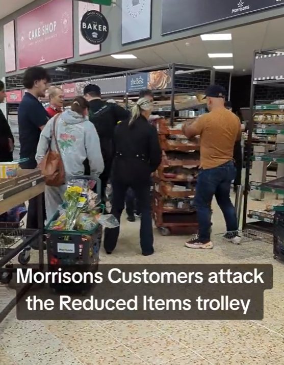 英國民眾搶購超市特價貨。(互聯網)