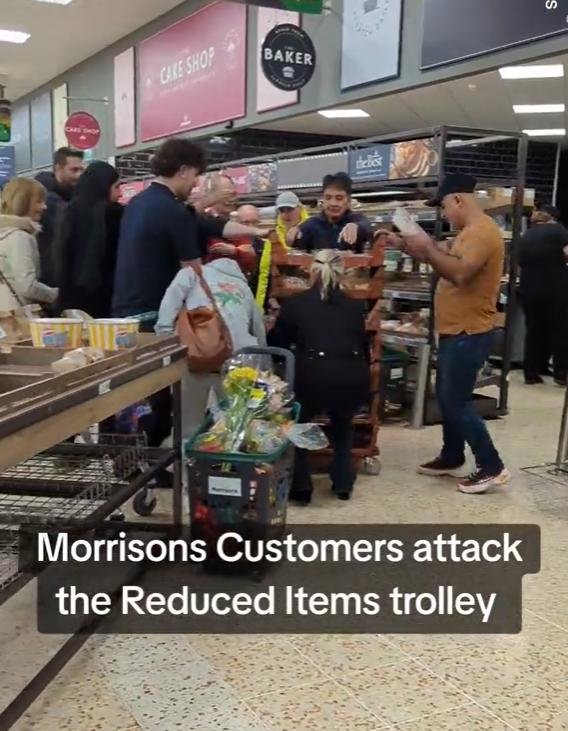 英國民眾搶購超市特價貨。(互聯網)