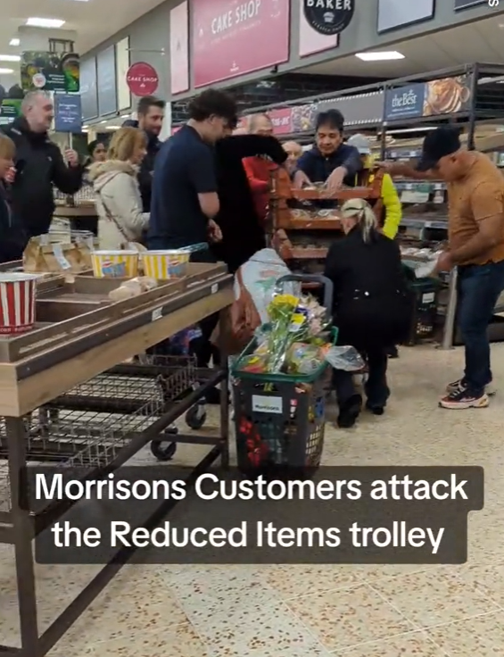 英國民眾搶購超市特價貨。(互聯網)