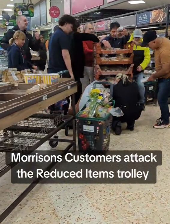 英國民眾搶購超市特價貨。(互聯網)