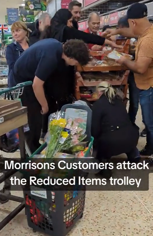 英國民眾搶購超市特價貨。(互聯網)