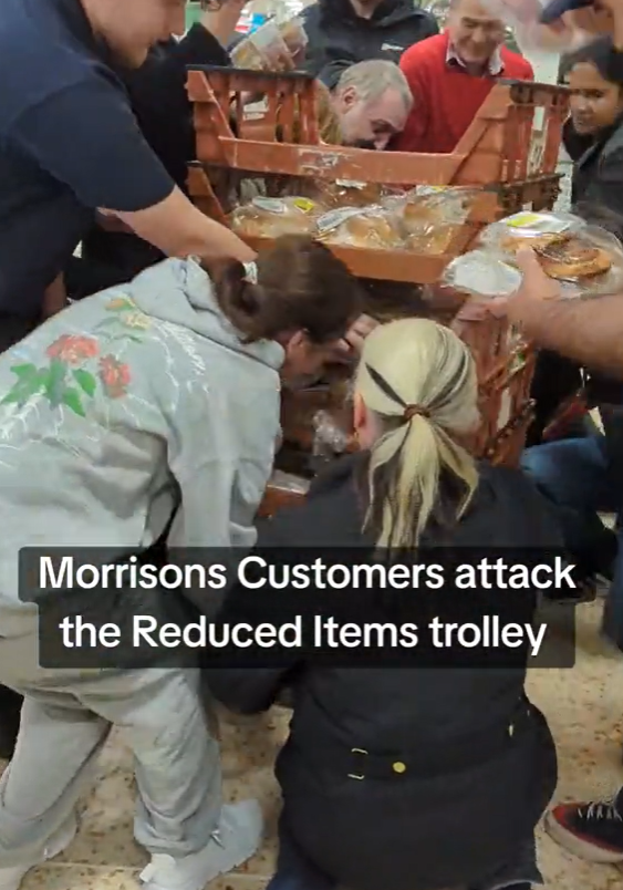 英國民眾搶購超市特價貨。(互聯網)