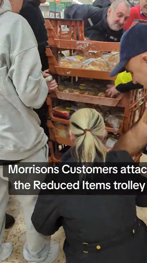 英國民眾搶購超市特價貨。(互聯網)