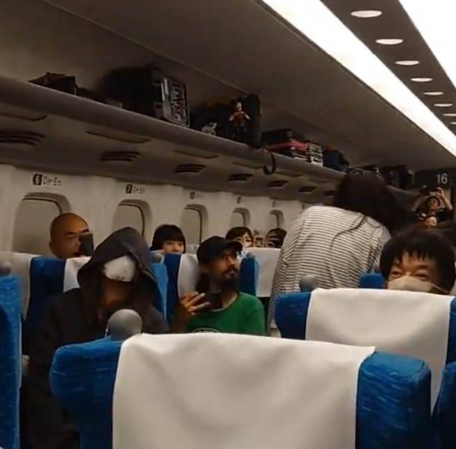 日本連接東京至新大阪的東海道新幹線近日上演仿效南韓喪屍電影《屍殺列車》情節,逾20名演員在車廂內打扮成喪屍「襲擊」乘客(影片截圖)