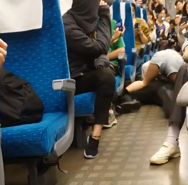 日本連接東京至新大阪的東海道新幹線近日上演仿效南韓喪屍電影《屍殺列車》情節,逾20名演員在車廂內打扮成喪屍「襲擊」乘客(影片截圖)