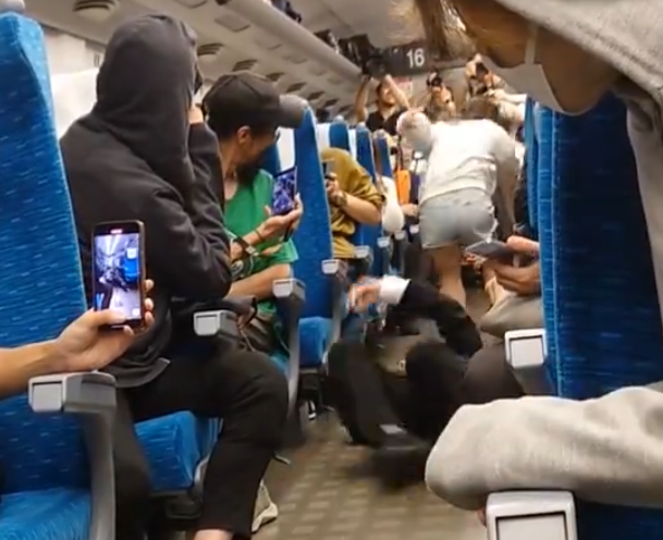 日本連接東京至新大阪的東海道新幹線近日上演仿效南韓喪屍電影《屍殺列車》情節,逾20名演員在車廂內打扮成喪屍「襲擊」乘客(影片截圖)