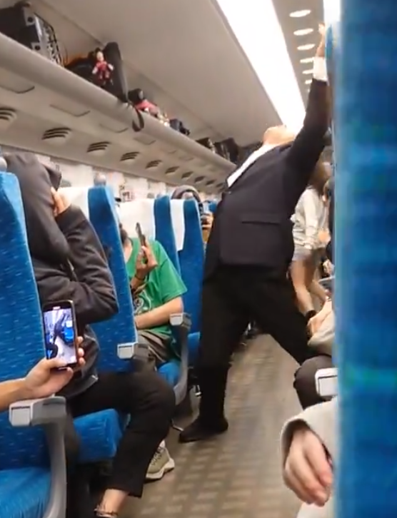 日本連接東京至新大阪的東海道新幹線近日上演仿效南韓喪屍電影《屍殺列車》情節,逾20名演員在車廂內打扮成喪屍「襲擊」乘客(影片截圖)