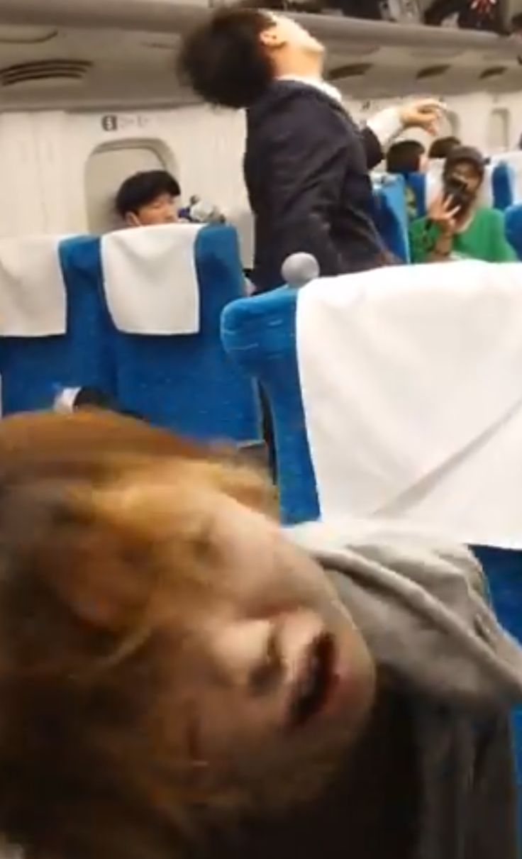 日本連接東京至新大阪的東海道新幹線近日上演仿效南韓喪屍電影《屍殺列車》情節,逾20名演員在車廂內打扮成喪屍「襲擊」乘客(影片截圖)