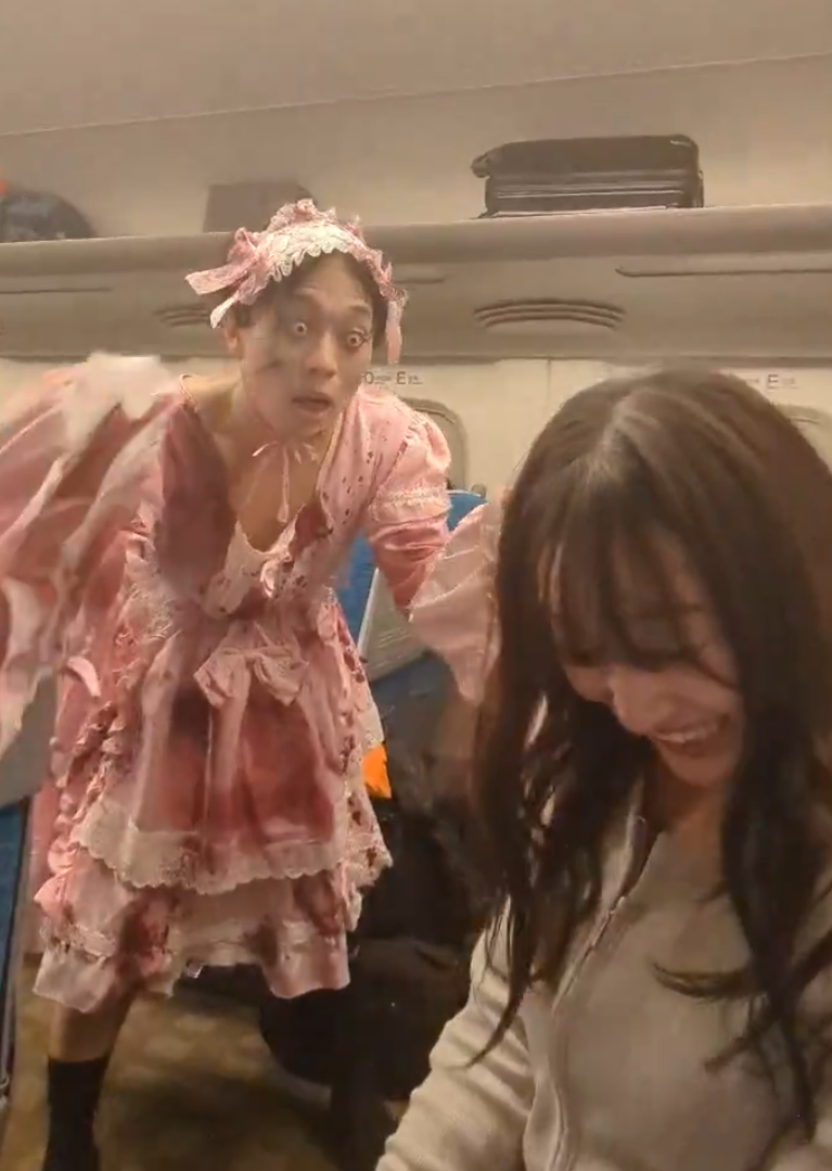 日本連接東京至新大阪的東海道新幹線近日上演仿效南韓喪屍電影《屍殺列車》情節,逾20名演員在車廂內打扮成喪屍「襲擊」乘客(影片截圖)