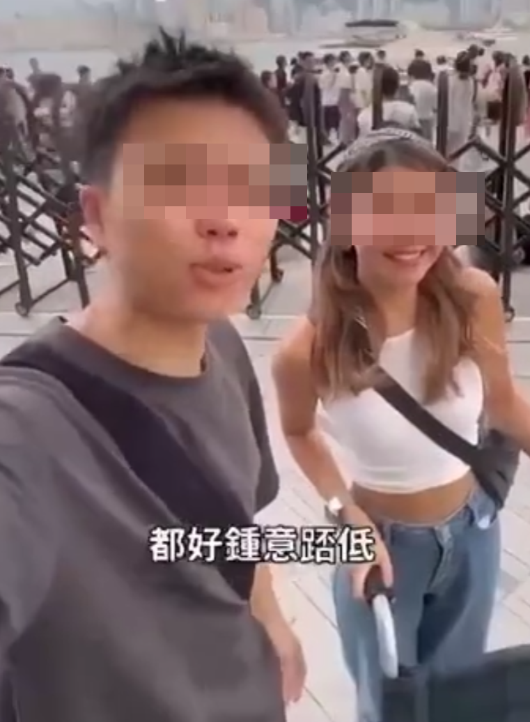 兩名香港網紅稱對很多遊客來到「踎低」感到不解,嘲諷他們是否腰骨有問題,手推輪椅往尖沙咀星光大道用普通話詢問多名蹲在地上的遊客:「我看你蹲了好久,是不是腰骨有問題,要不要坐輪椅?」(影片截圖)