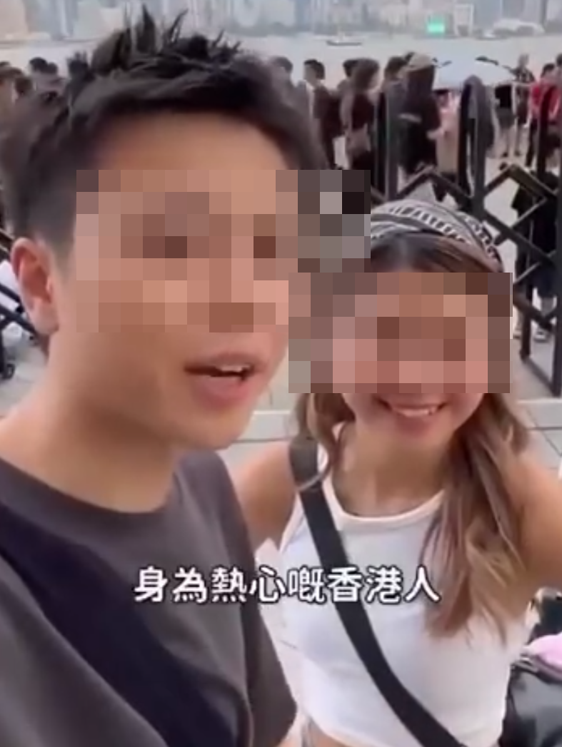 兩名香港網紅稱對很多遊客來到「踎低」感到不解,嘲諷他們是否腰骨有問題,手推輪椅往尖沙咀星光大道用普通話詢問多名蹲在地上的遊客:「我看你蹲了好久,是不是腰骨有問題,要不要坐輪椅?」(影片截圖)