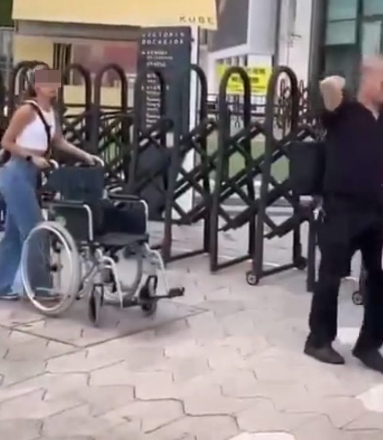 兩名香港網紅稱對很多遊客來到「踎低」感到不解,嘲諷他們是否腰骨有問題,手推輪椅往尖沙咀星光大道用普通話詢問多名蹲在地上的遊客:「我看你蹲了好久,是不是腰骨有問題,要不要坐輪椅?」(影片截圖)