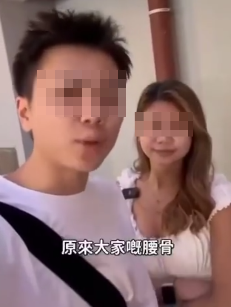 兩名香港網紅稱對很多遊客來到「踎低」感到不解,嘲諷他們是否腰骨有問題,手推輪椅往尖沙咀星光大道用普通話詢問多名蹲在地上的遊客:「我看你蹲了好久,是不是腰骨有問題,要不要坐輪椅?」(影片截圖)