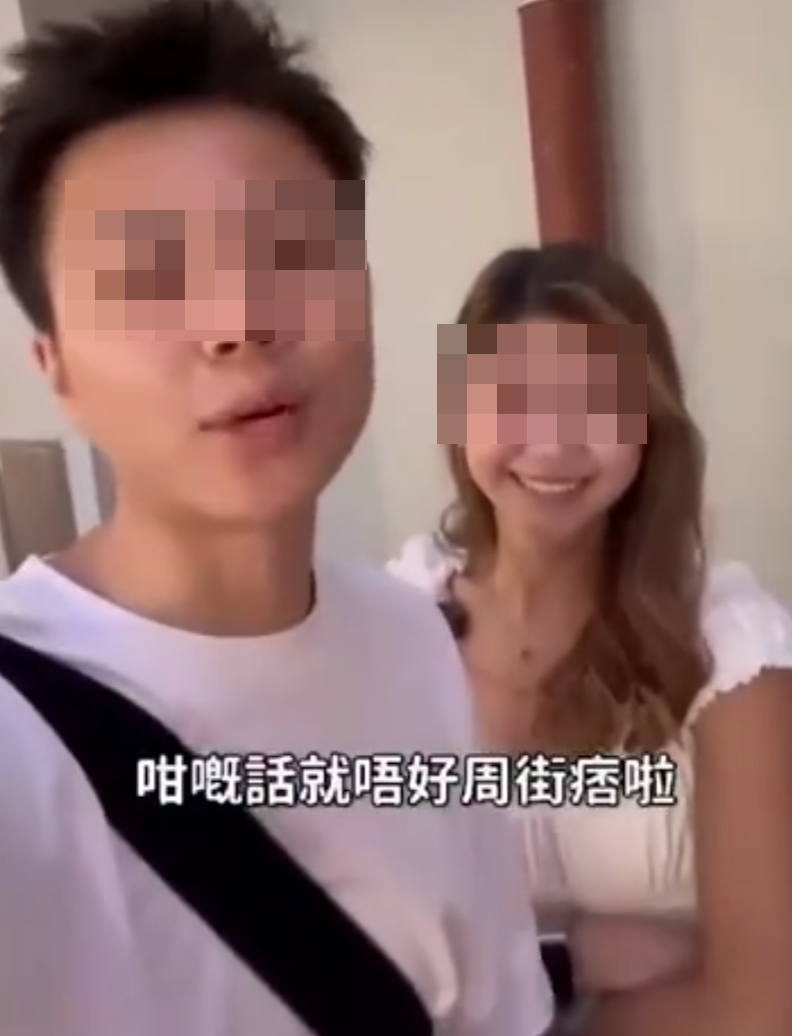 兩名香港網紅稱對很多遊客來到「踎低」感到不解,嘲諷他們是否腰骨有問題,手推輪椅往尖沙咀星光大道用普通話詢問多名蹲在地上的遊客:「我看你蹲了好久,是不是腰骨有問題,要不要坐輪椅?」(影片截圖)