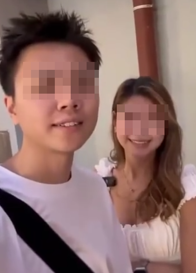 兩名香港網紅稱對很多遊客來到「踎低」感到不解,嘲諷他們是否腰骨有問題,手推輪椅往尖沙咀星光大道用普通話詢問多名蹲在地上的遊客:「我看你蹲了好久,是不是腰骨有問題,要不要坐輪椅?」(影片截圖)