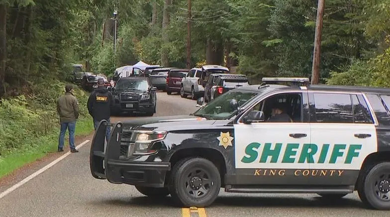 大批警員到場調查。(美聯社、互聯網)