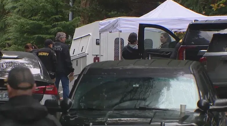 大批警員到場調查。(美聯社、互聯網)