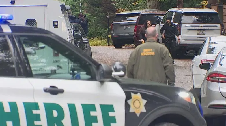 大批警員到場調查。(美聯社、互聯網)