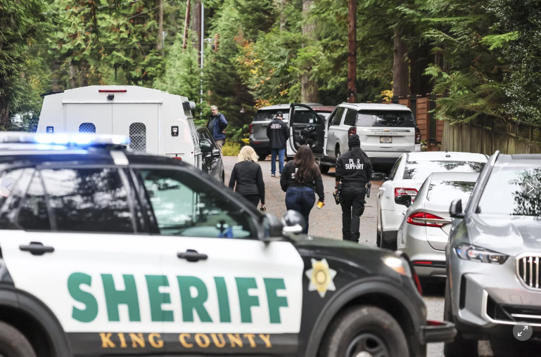 大批警員到場調查。(美聯社、互聯網)