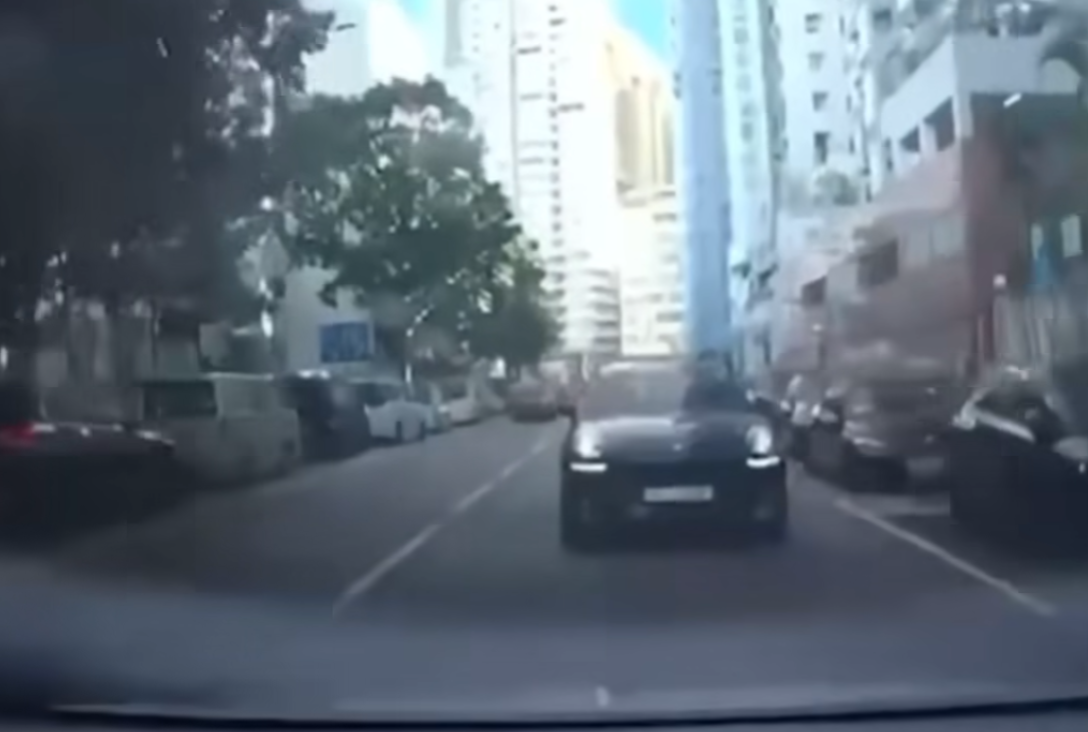 保時捷在鰂魚涌一帶試圖爬頭多次逆線。(facebook「車cam L(香港群組)」影片截圖)