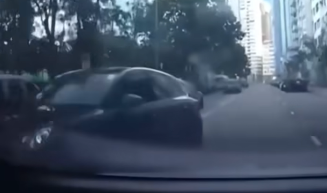 保時捷在鰂魚涌一帶試圖爬頭多次逆線。(facebook「車cam L(香港群組)」影片截圖)