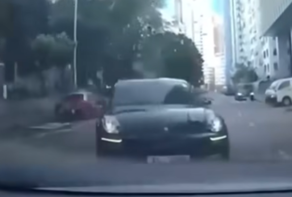 保時捷在鰂魚涌一帶試圖爬頭多次逆線。(facebook「車cam L(香港群組)」影片截圖)