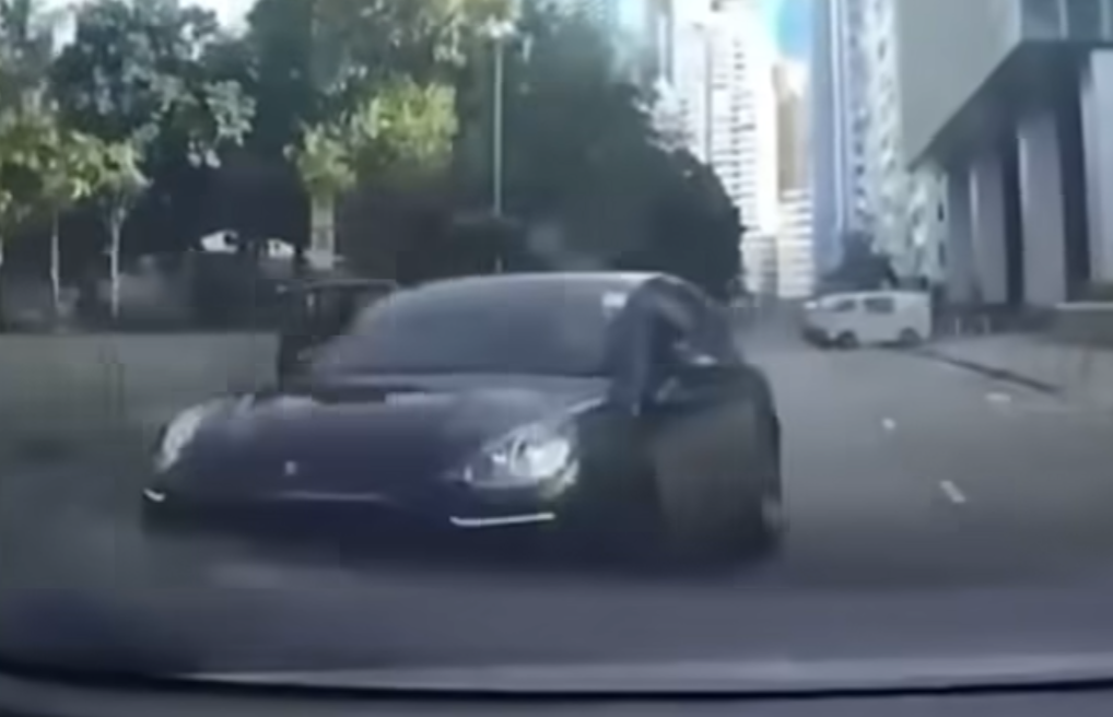 保時捷在鰂魚涌一帶試圖爬頭多次逆線。(facebook「車cam L(香港群組)」影片截圖)