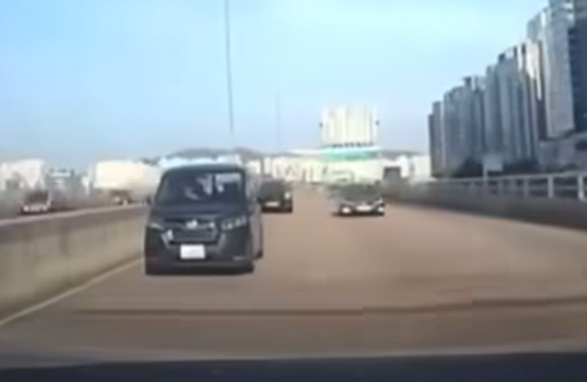 保時捷至東區走廊繼續左穿右插。(facebook「車cam L(香港群組)」影片截圖)