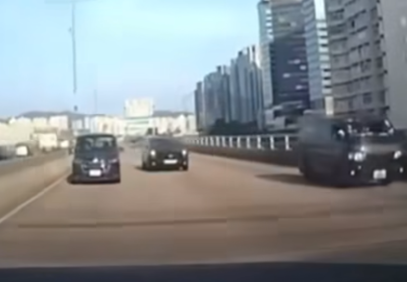 保時捷至東區走廊繼續左穿右插。(facebook「車cam L(香港群組)」影片截圖)