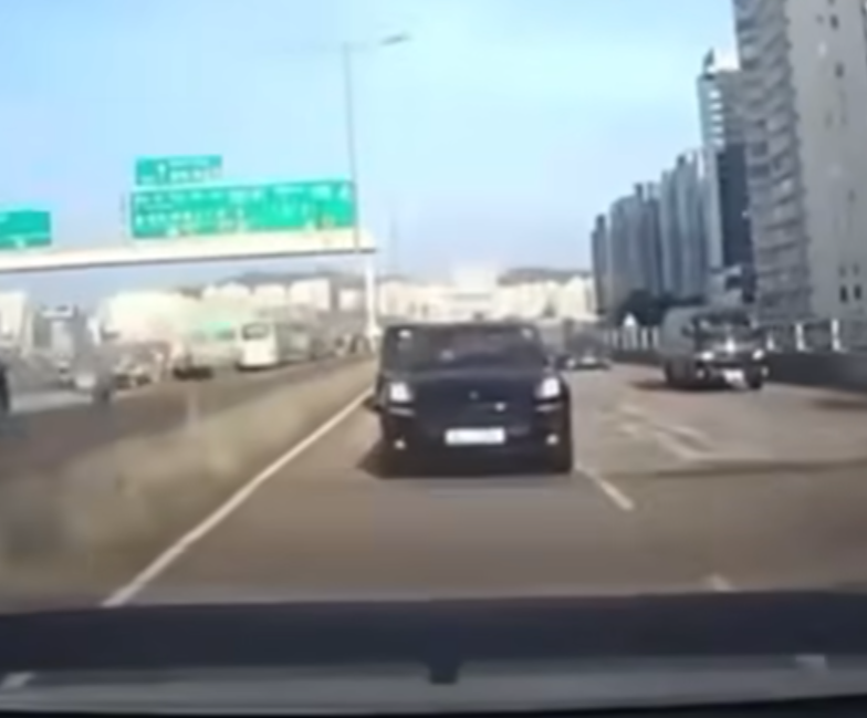 保時捷至東區走廊繼續左穿右插。(facebook「車cam L(香港群組)」影片截圖)