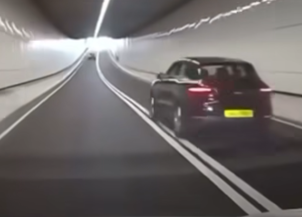 及至隧道,保時捷高速越雙白線超過片主車輛。(facebook「車cam L(香港群組)」影片截圖)