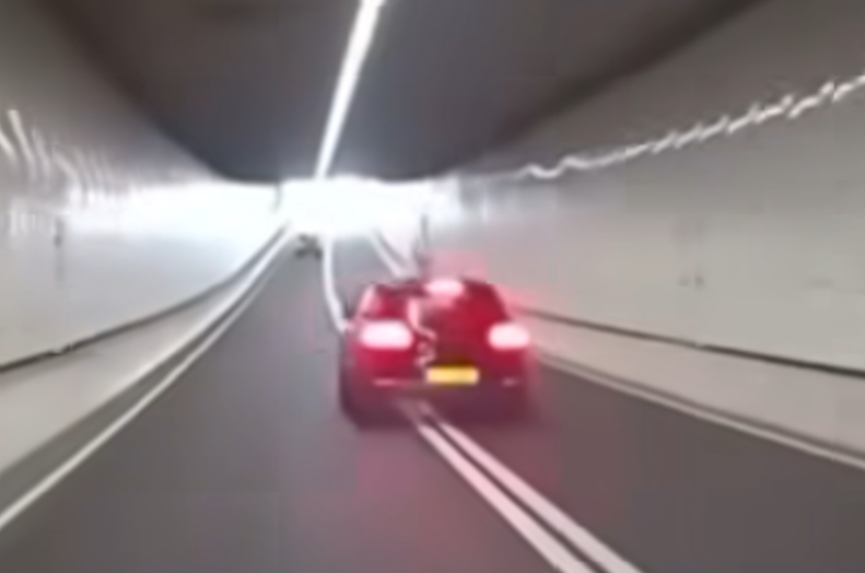 及至隧道,保時捷高速越雙白線超過片主車輛。(facebook「車cam L(香港群組)」影片截圖)