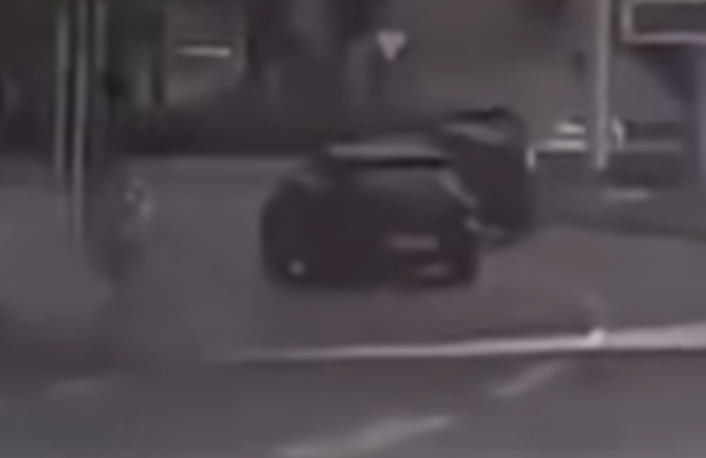保時捷在灣仔一迴旋處險些撞到其他車輛,最後絕塵而去。(facebook「車cam L(香港群組)」影片截圖)