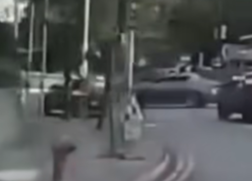 保時捷在灣仔一迴旋處險些撞到其他車輛,最後絕塵而去。(facebook「車cam L(香港群組)」影片截圖)