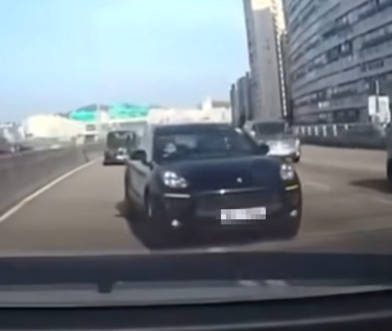 保時捷至東區走廊繼續左穿右插。(facebook「車cam L(香港群組)」影片截圖)