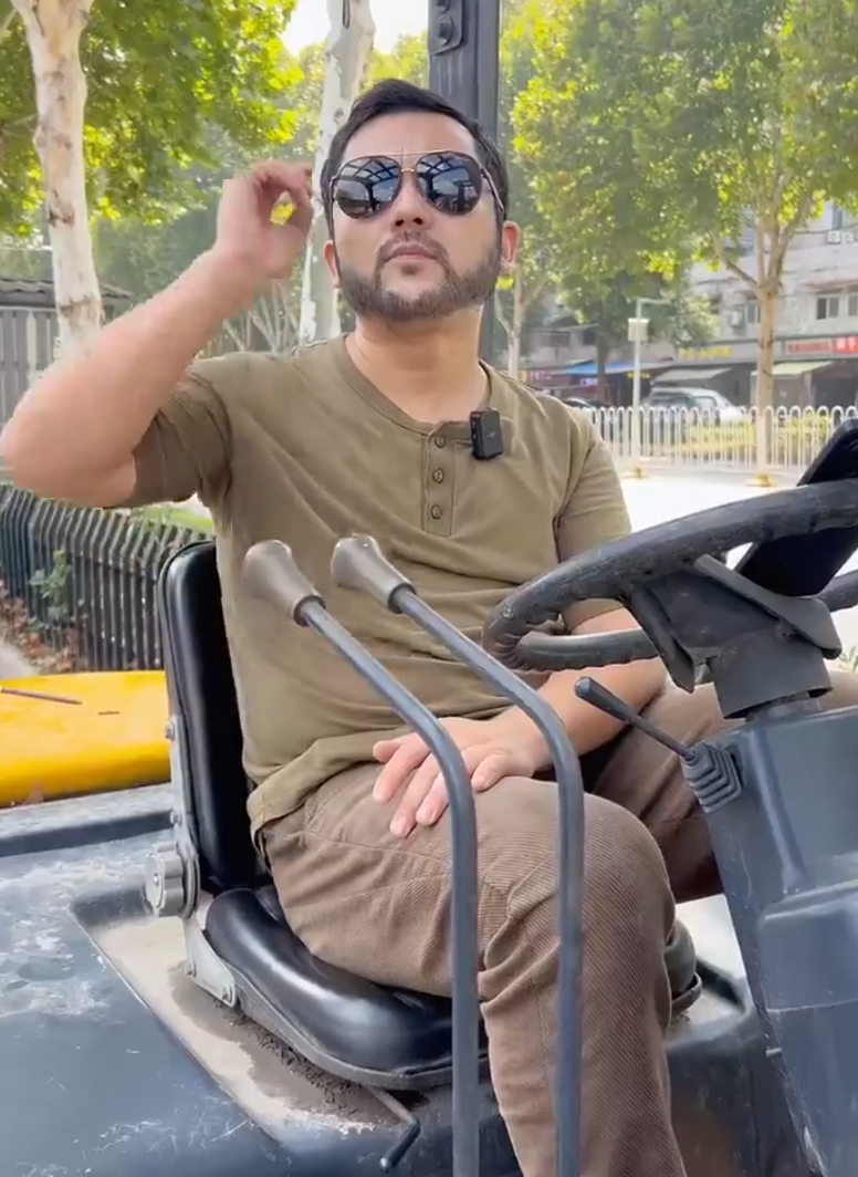 湖北武漢一名男子因長相酷似烏克蘭總統澤連斯基,早前在網上拍攝搞笑短片爆紅 (影片截圖)