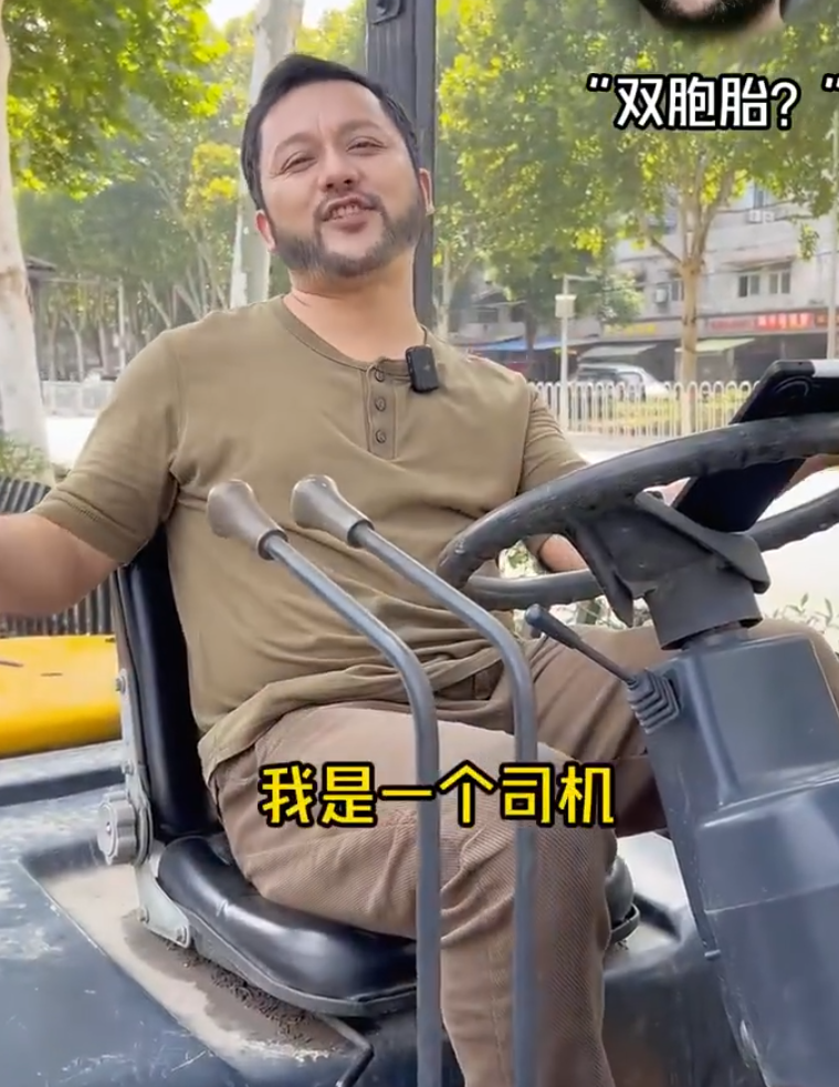 湖北武漢一名男子因長相酷似烏克蘭總統澤連斯基,早前在網上拍攝搞笑短片爆紅 (影片截圖)