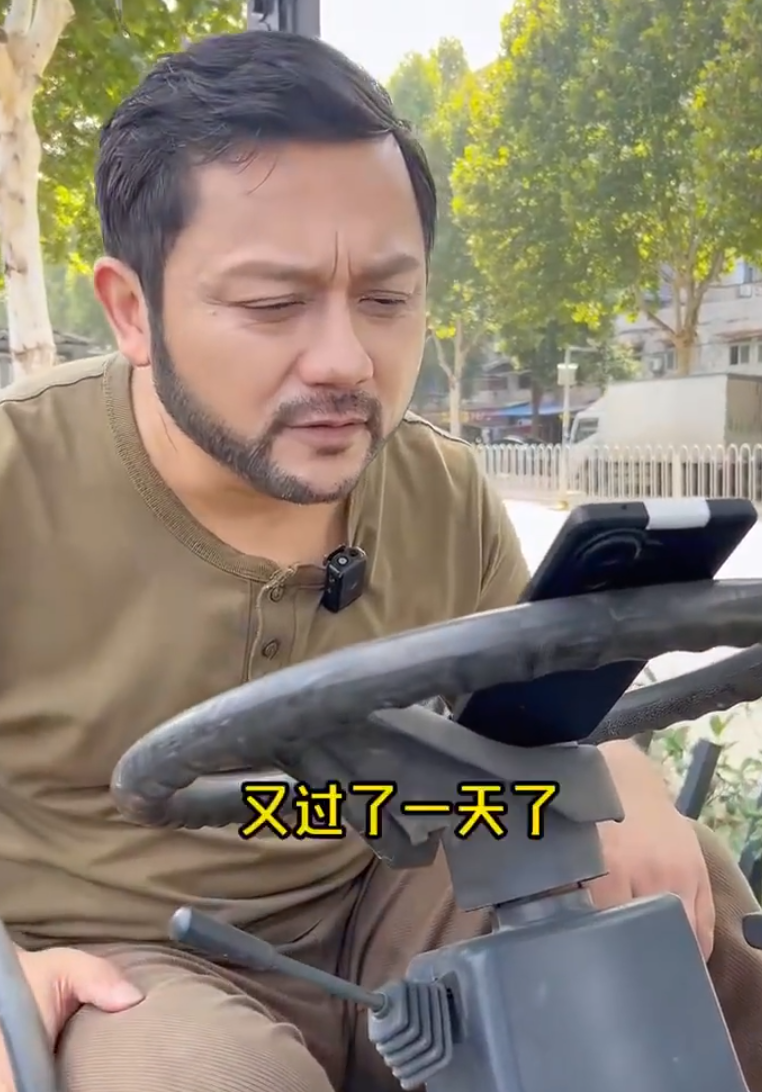 湖北武漢一名男子因長相酷似烏克蘭總統澤連斯基,早前在網上拍攝搞笑短片爆紅 (影片截圖)