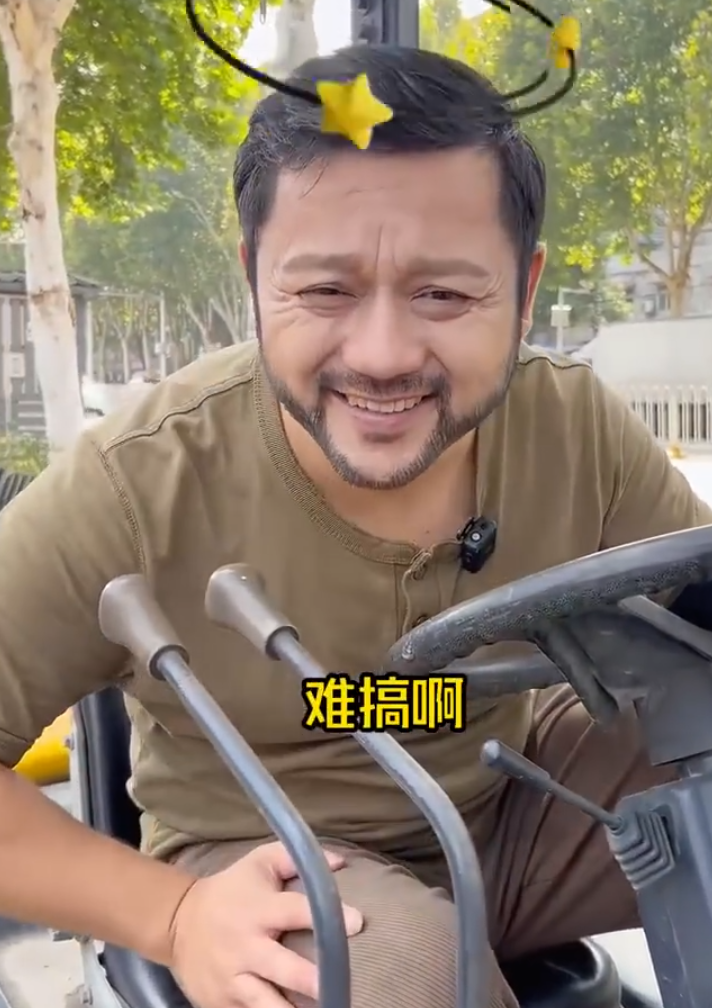 湖北武漢一名男子因長相酷似烏克蘭總統澤連斯基,早前在網上拍攝搞笑短片爆紅 (影片截圖)