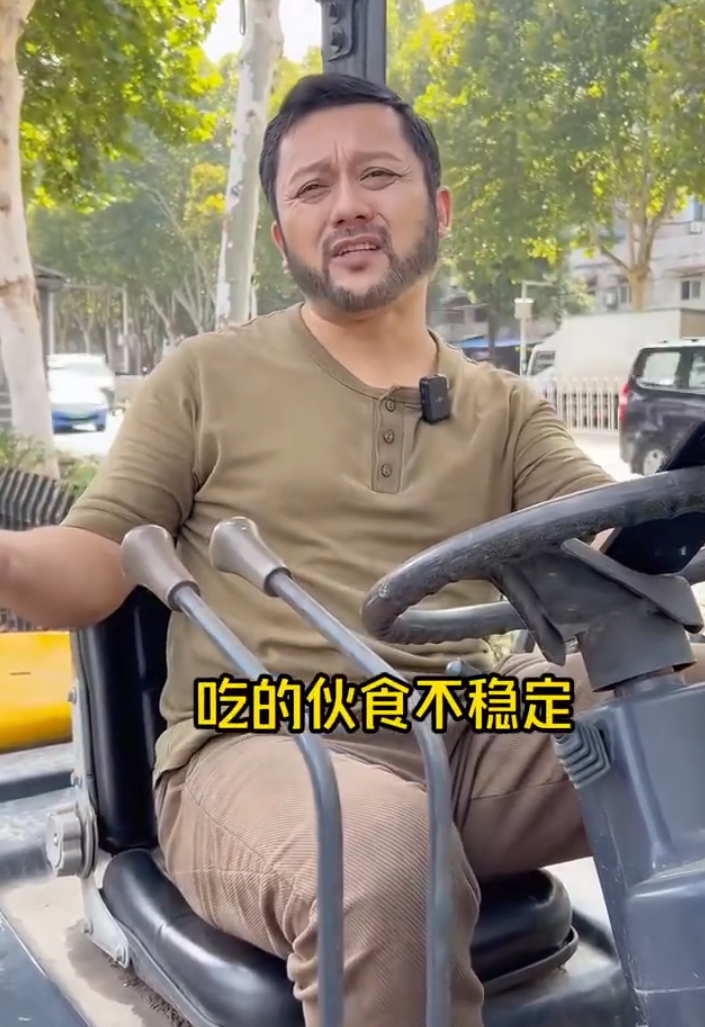 湖北武漢一名男子因長相酷似烏克蘭總統澤連斯基,早前在網上拍攝搞笑短片爆紅 (影片截圖)