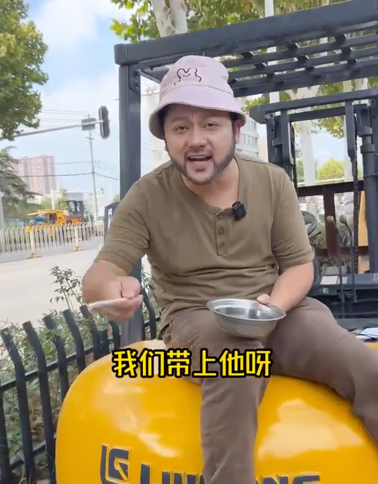 湖北武漢一名男子因長相酷似烏克蘭總統澤連斯基,早前在網上拍攝搞笑短片爆紅 (影片截圖)