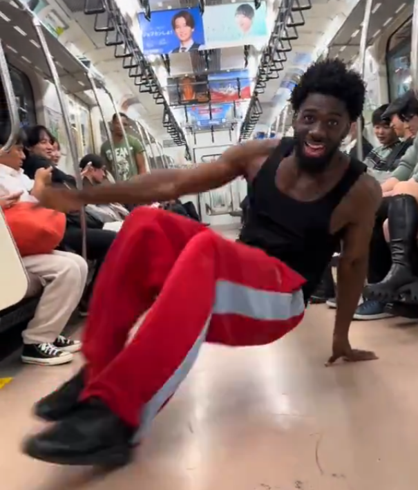 跳街舞的黑人在日本列車內拍片引起非議。(影片截圖)