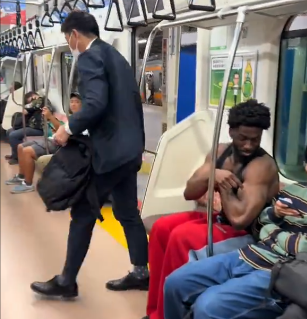 有乘客直接下車離開。(影片截圖)